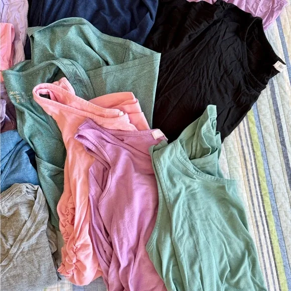 Maternity Clothing Bundle (S–M) – Leggings, Tops, Activewear, Bathrobe & More - Picture 8 of 8